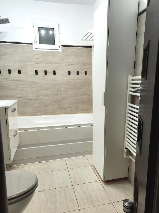 Platinum Apartment - Apartament Cu 3 Camere, 2 Dormitoare, 2 Bai, Bucatarie Complet Utilata, 2 Balcoane Bucureşti 0*,  România