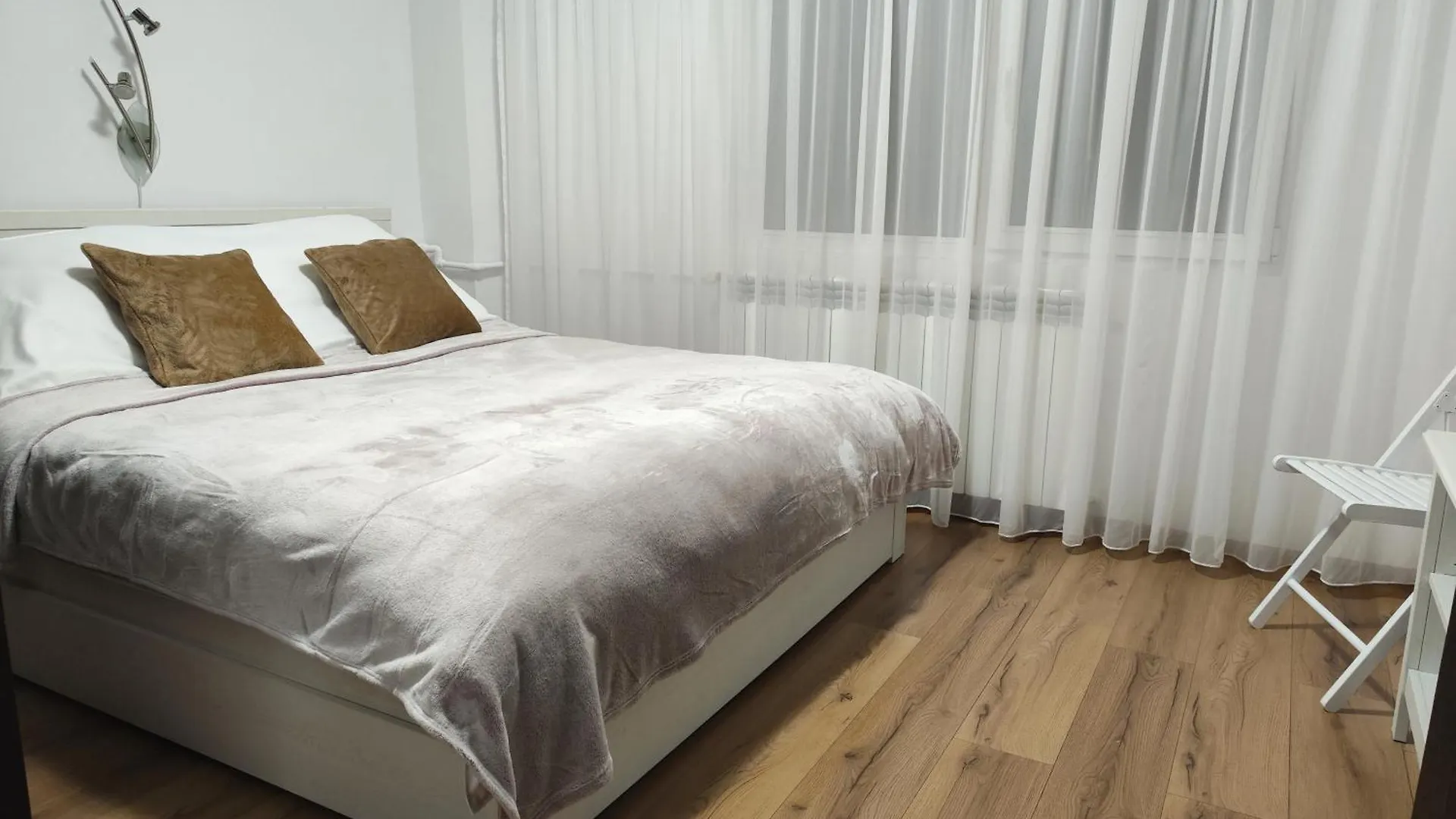 Platinum Apartment - Apartament Cu 3 Camere, 2 Dormitoare, 2 Bai, Bucatarie Complet Utilata, 2 Balcoane Bucureşti România
