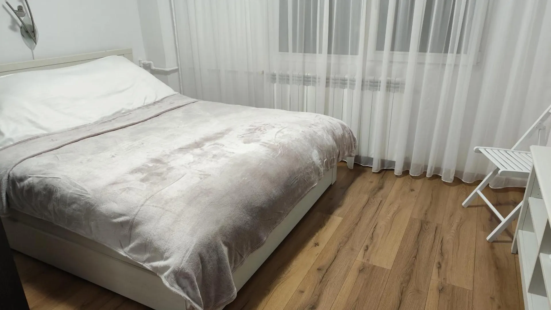 Platinum Apartment - Apartament Cu 3 Camere, 2 Dormitoare, 2 Bai, Bucatarie Complet Utilata, 2 Balcoane Bucureşti 0*,  România