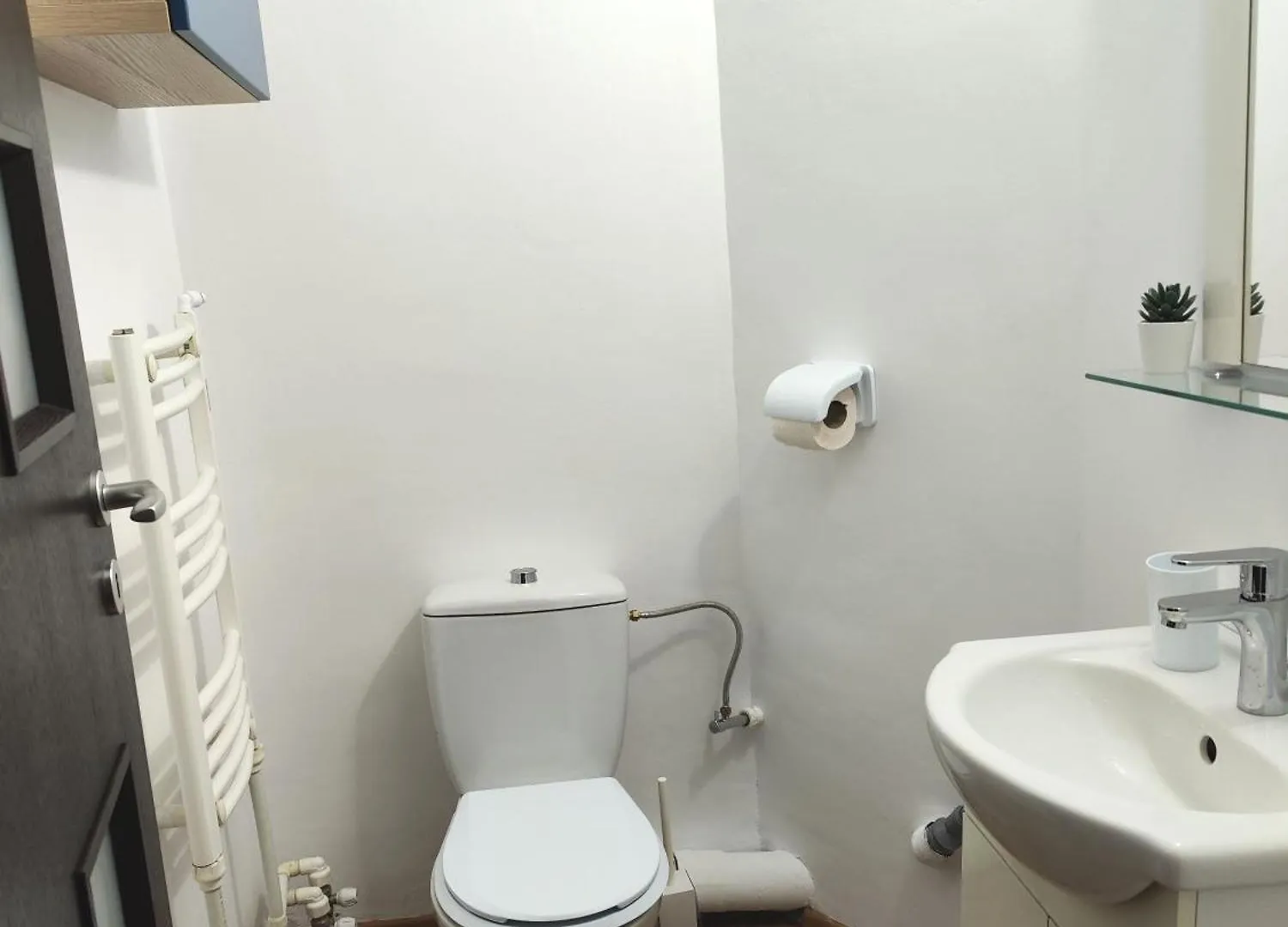 Platinum Apartment - Apartament Cu 3 Camere, 2 Dormitoare, 2 Bai, Bucatarie Complet Utilata, 2 Balcoane Bucureşti 0*,  România